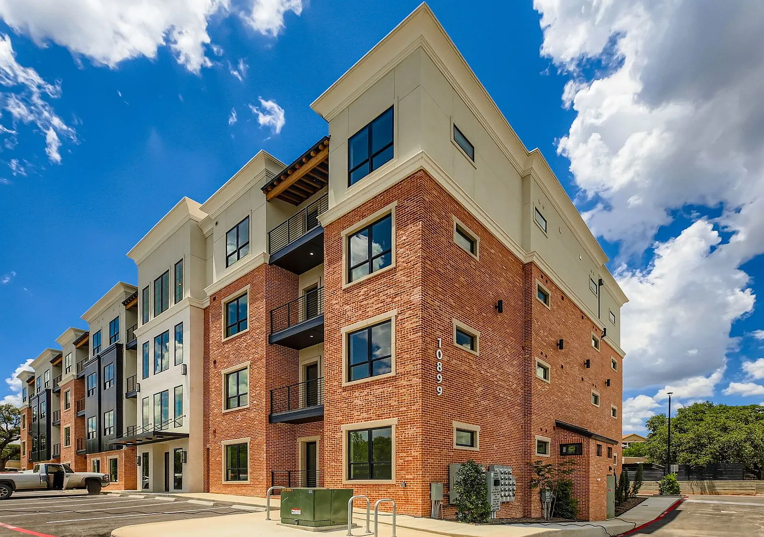 Beautiful 2 bedroom condo with elevator access! — Photo 2