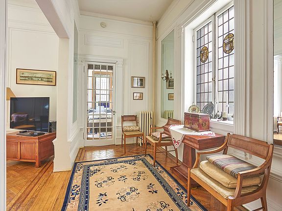 3rd image of 3 W 75th St APT 1