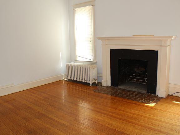 3rd image of 832 W Lovell St
