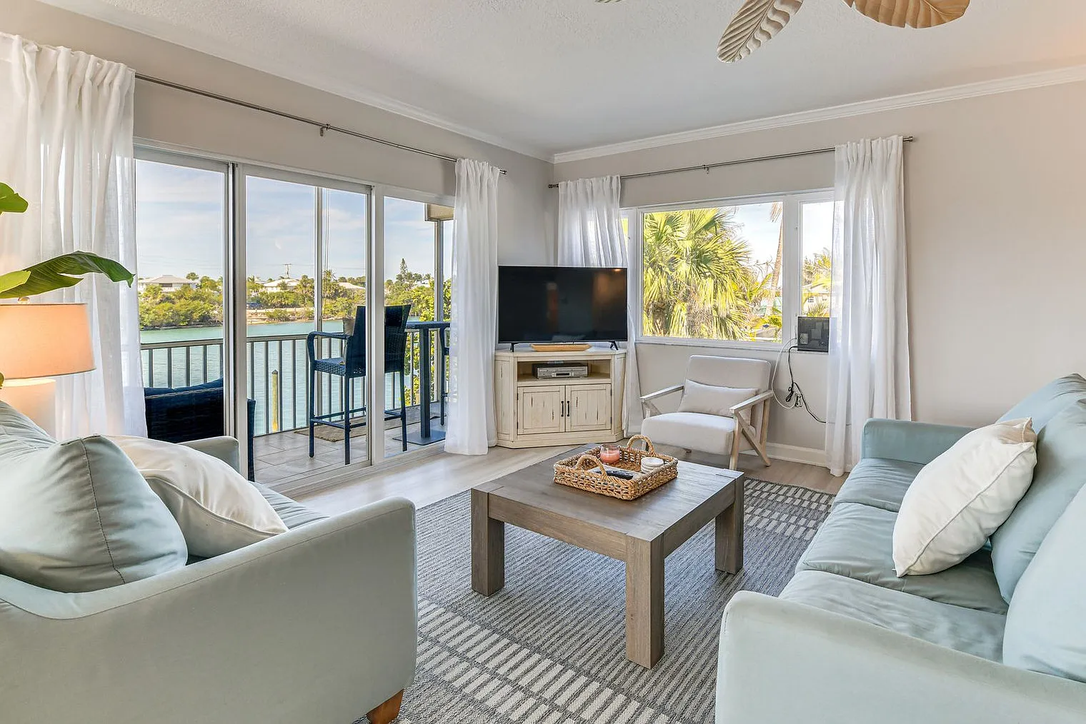 2 bed, 2.0 bath, 1194 sqft, $6,031 — Photo 2