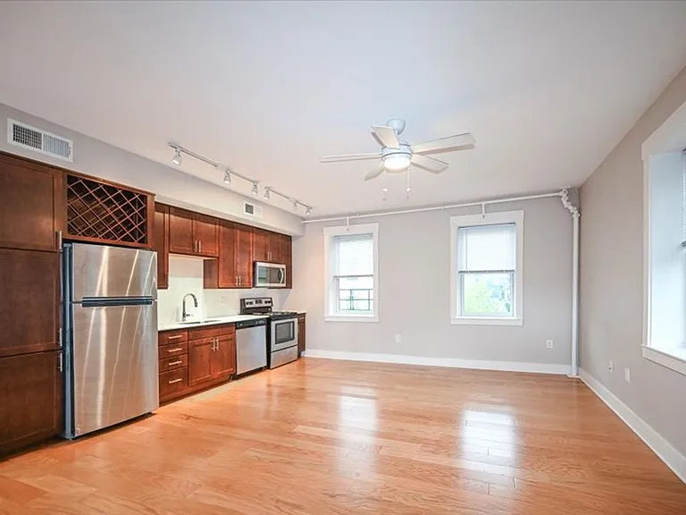 515 E 12th St #4 — Photo 3