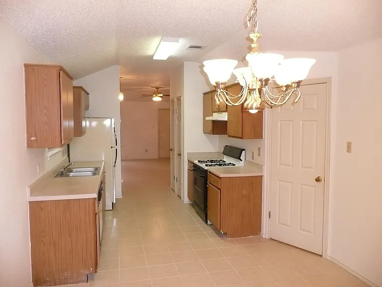 734 Latteridge Dr — Photo 5