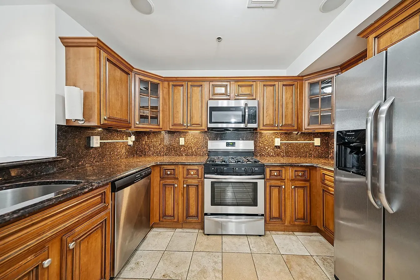 2 bed, 1050 sqft, $1,600 — Photo 2