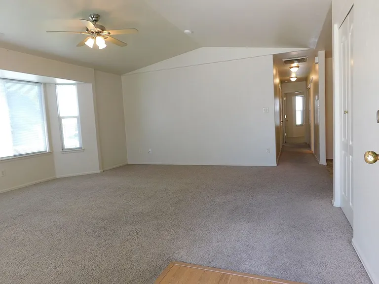 2986 1/2 Redbud Ct — Photo 3