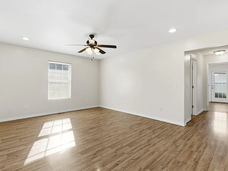 1127 Northwood Ave — Photo 4