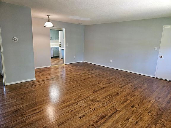 Living room picture 1
Newly refinished oak floors throughout