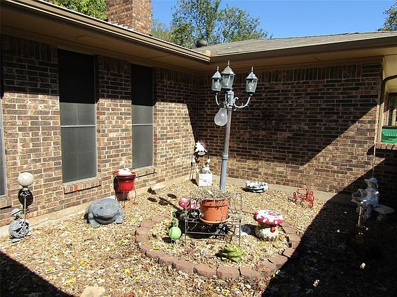 4th image of 2505 Farr St