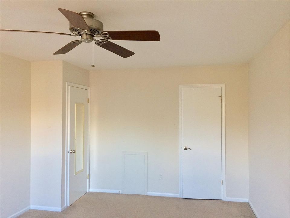 2nd image of 30 Bark Hollow Ln