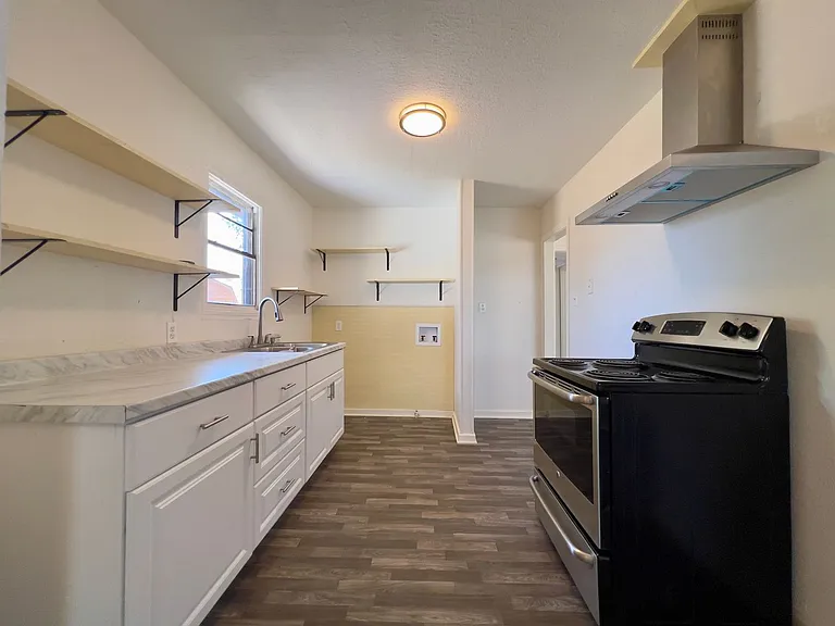 1717 Grant St — Photo 7