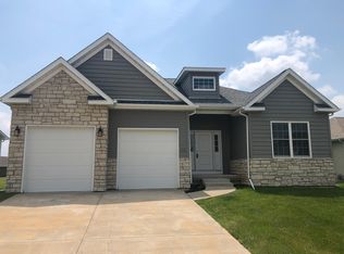 83 Cobblestone Ln, Le Claire, IA 52753