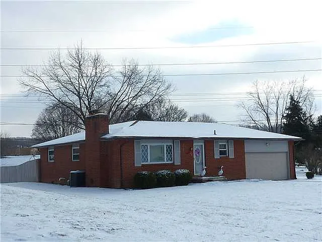 872 Colonial Dr photo 1