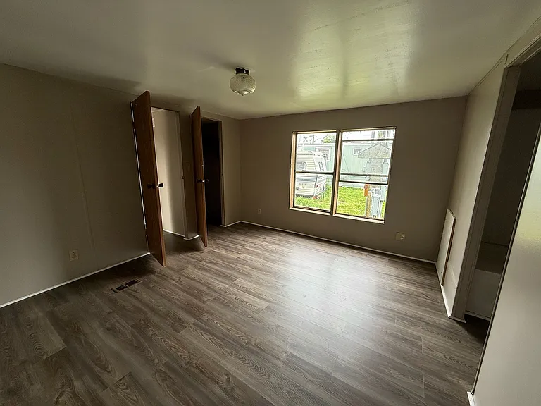 1003 W 3rd St #7 — Photo 9