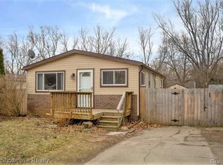 575 E Baker Rd, Highland, MI 48357