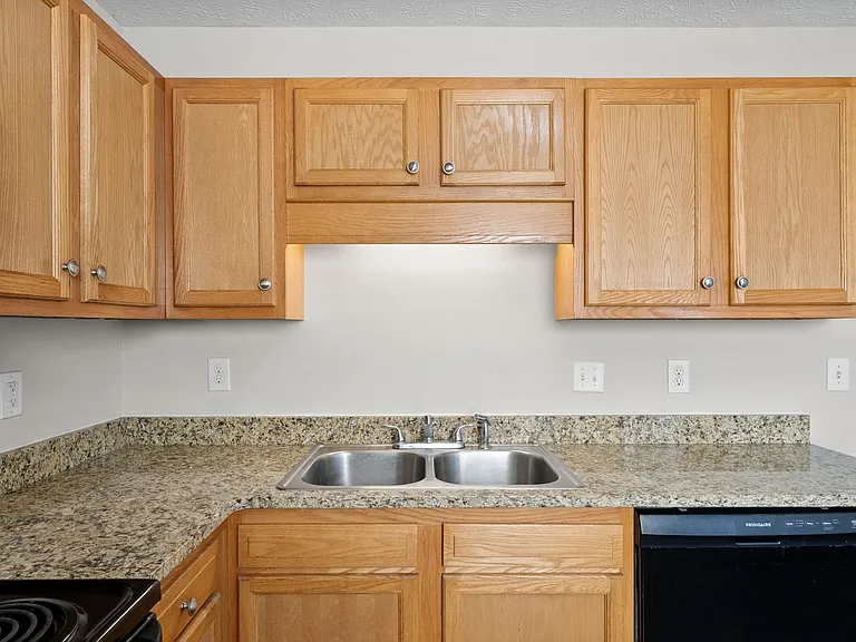 Executive Avenue-249 (x4) — Photo 11
