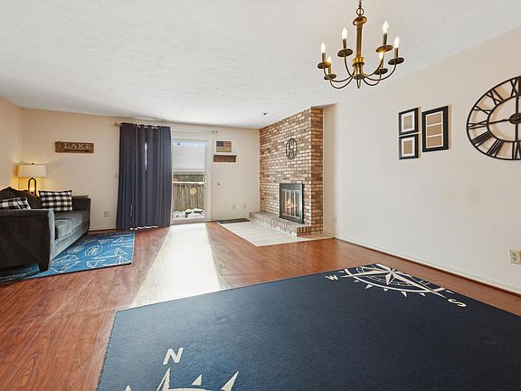 3rd image of 2583 Stratford Dr