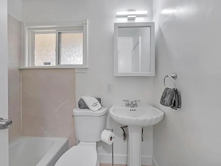2319 S Norfolk St — Photo 14