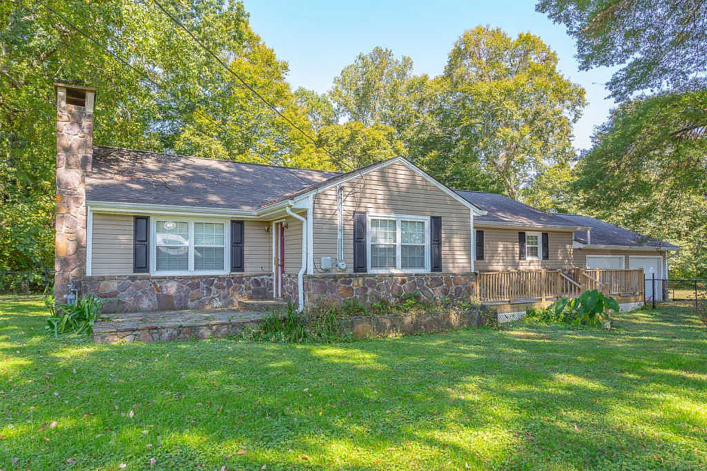 331 Pledger St photo 1