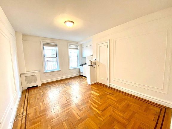 4th image of 220 E 36th St APT D2