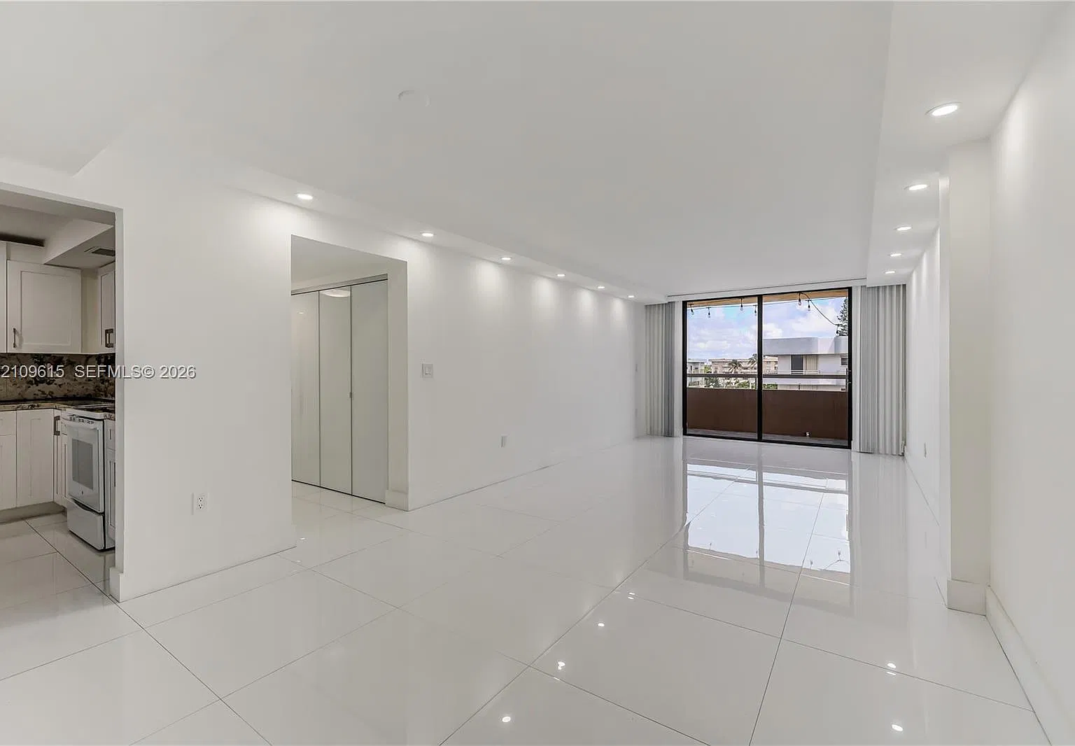 Abbott Gardens Condo — Photo 1