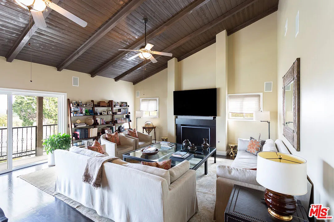 5 bed, 4.5 bath, 4076 sqft, $9,950 — Photo 2
