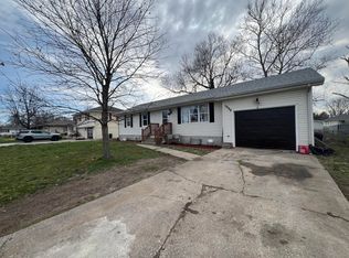 1335 S Highland Ct, Marshall, MO 65340