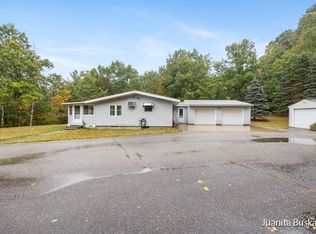 7015 Rogers Memorial Dr, Onekama, MI 49675