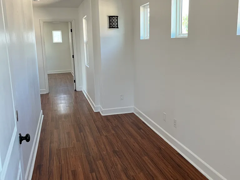 2068 Wallace Ave #B — Photo 31