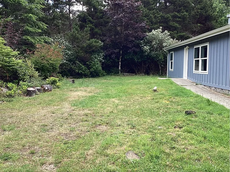330 SW Newton Dr — Photo 2