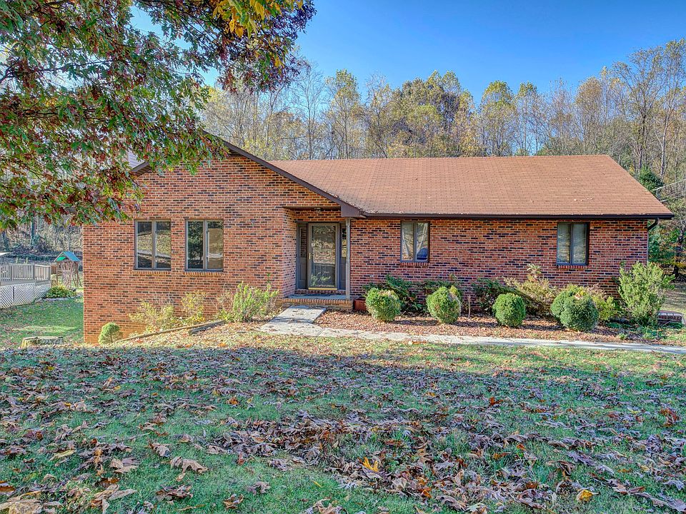 1st image of 131 Glen Oaks Dr