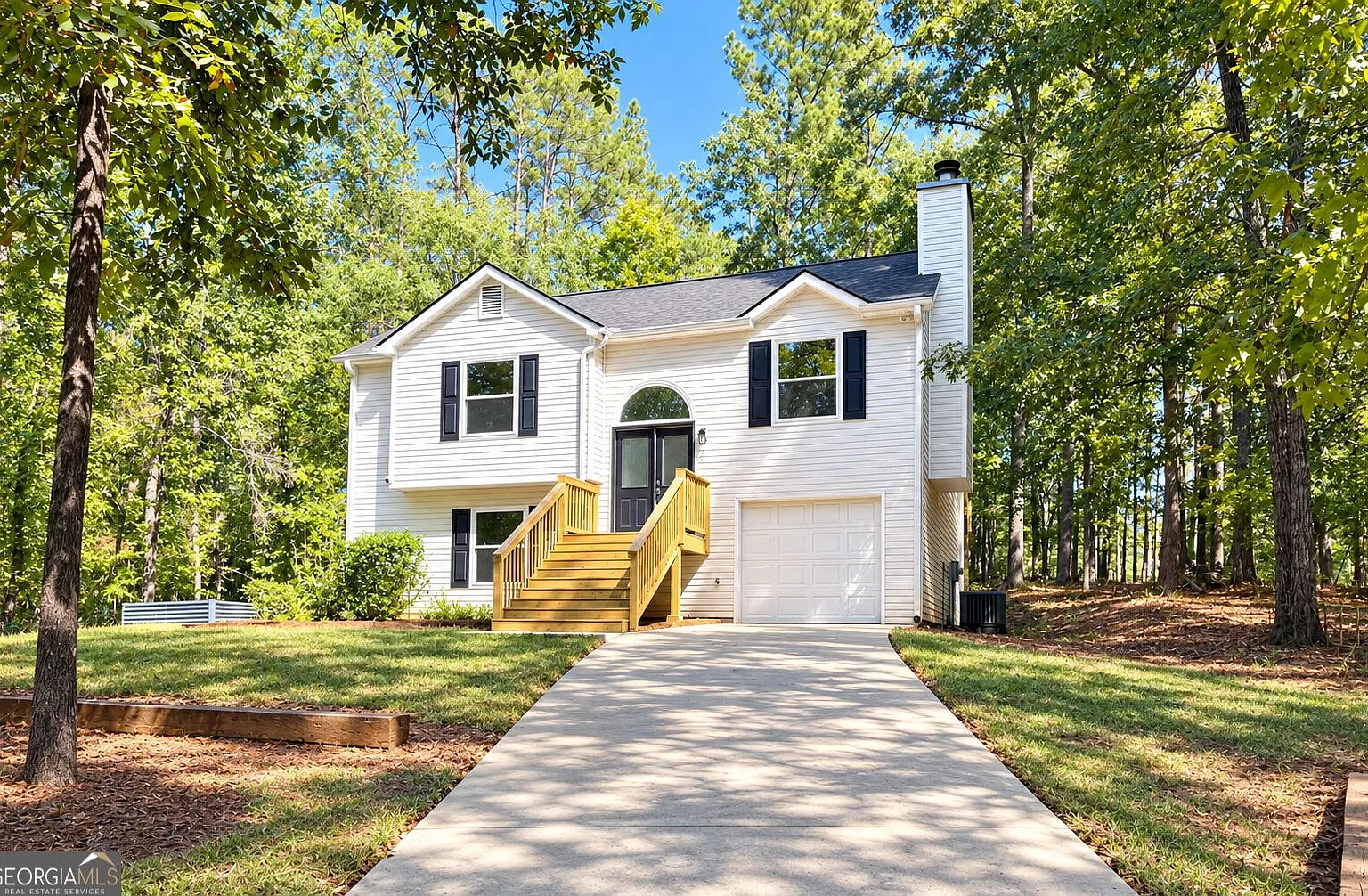 4 bed, 2.0 bath, 1359 sqft, $2,400 — Photo 1