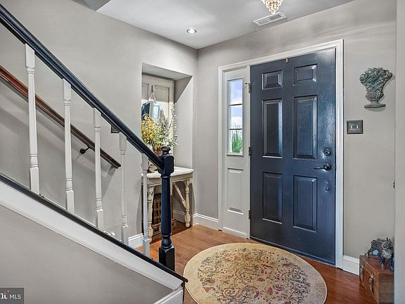 4th image of 121 Burgundy Ln