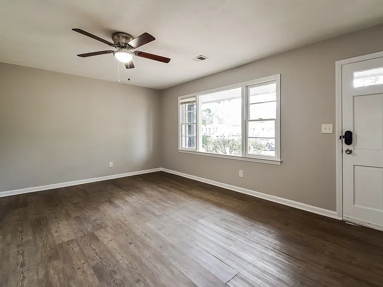 1335879_019_living_room_13548155.jpg