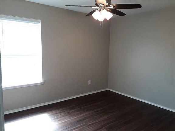 3rd image of 905 Newberry Trl