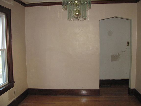 5th image of 667 S Rosewood Ave