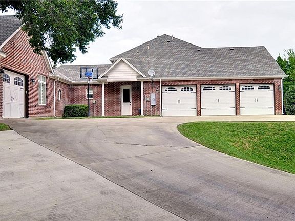 3rd image of 100 Crested Elm Ct