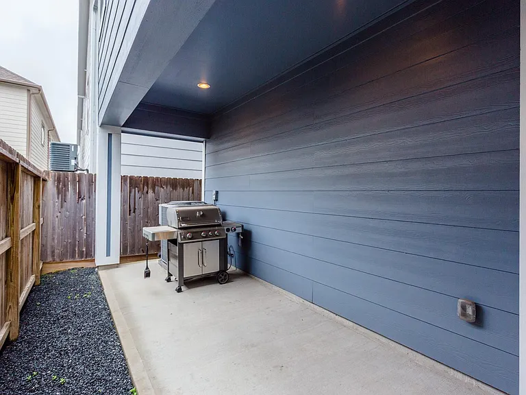 2413 Detering St — Photo 36