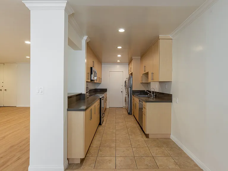 1539 N Laurel Ave #103 — Photo 13