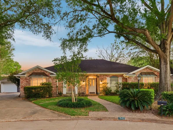 942 Brunswick Cir, Sugar Land, TX 77478