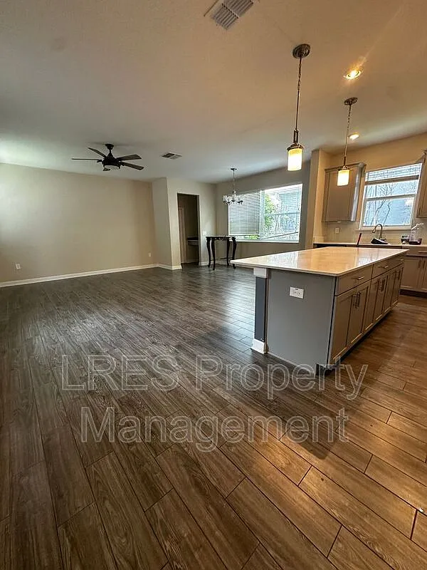 4 bed, 3.5 bath, 2600 sqft, $3,400 — Photo 3