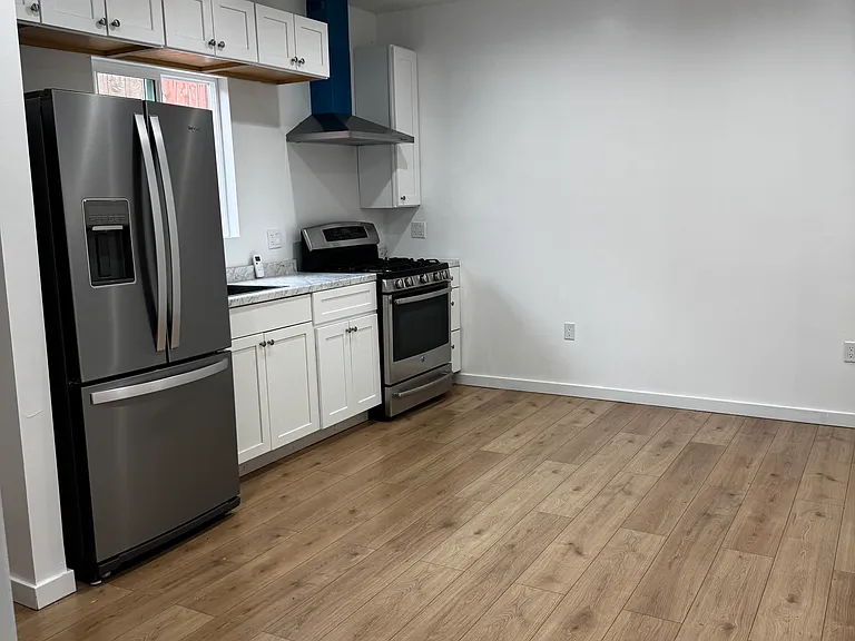 9431 Nagle Ave — Photo 2