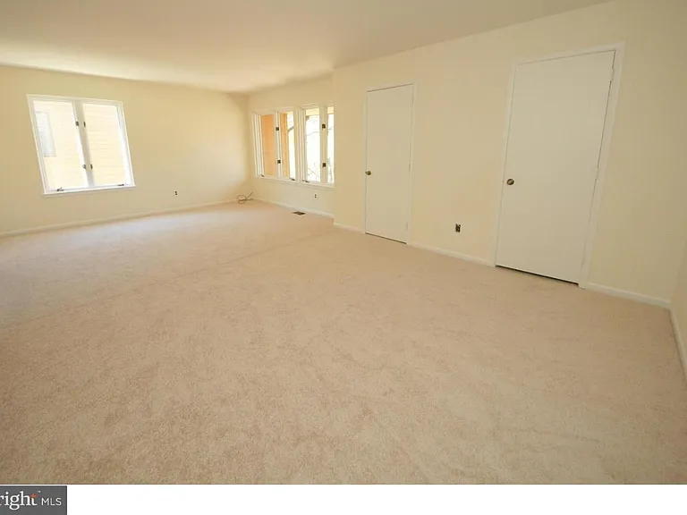 10 Sayre Dr — Photo 12