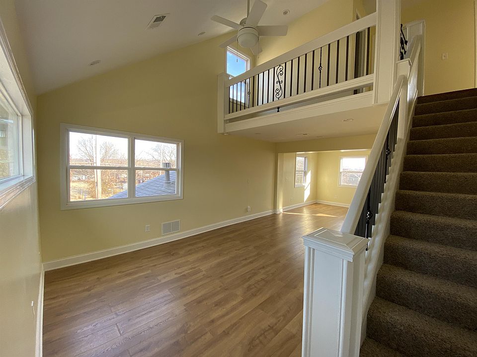 1st image of 3731 E 9th St #1