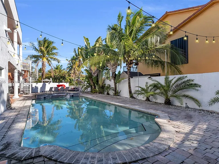 8135 NW 164th Ter — Photo 34