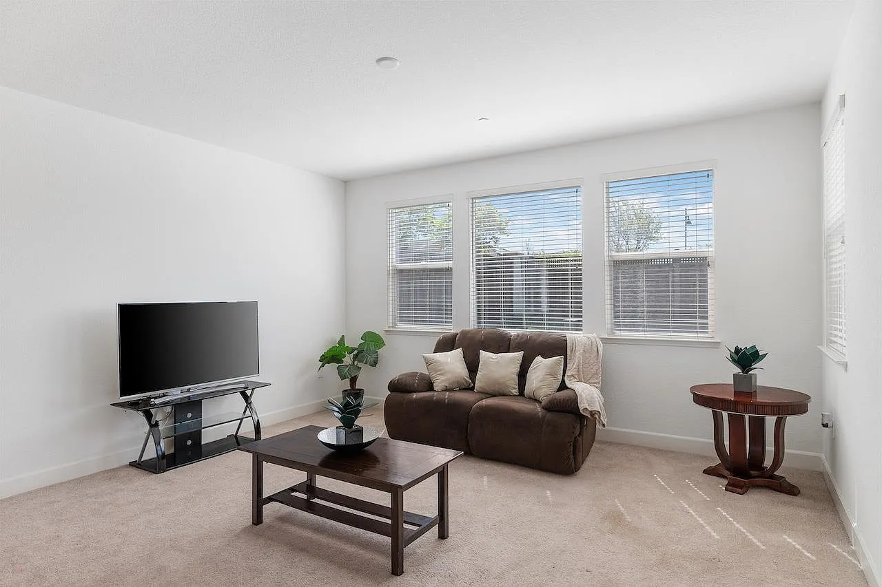 4 bed, 2001 sqft, $3,100 — Photo 3