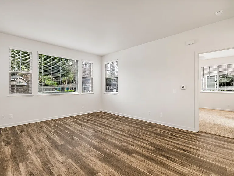 Sterling Oaks Luxury Apartments — Photo 65