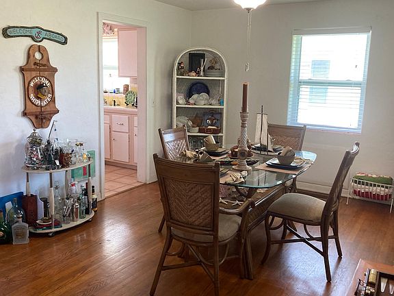 5th image of 2111 N Oleander Ave