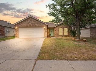 704 Poncho Ln, Fort Worth, TX 76111