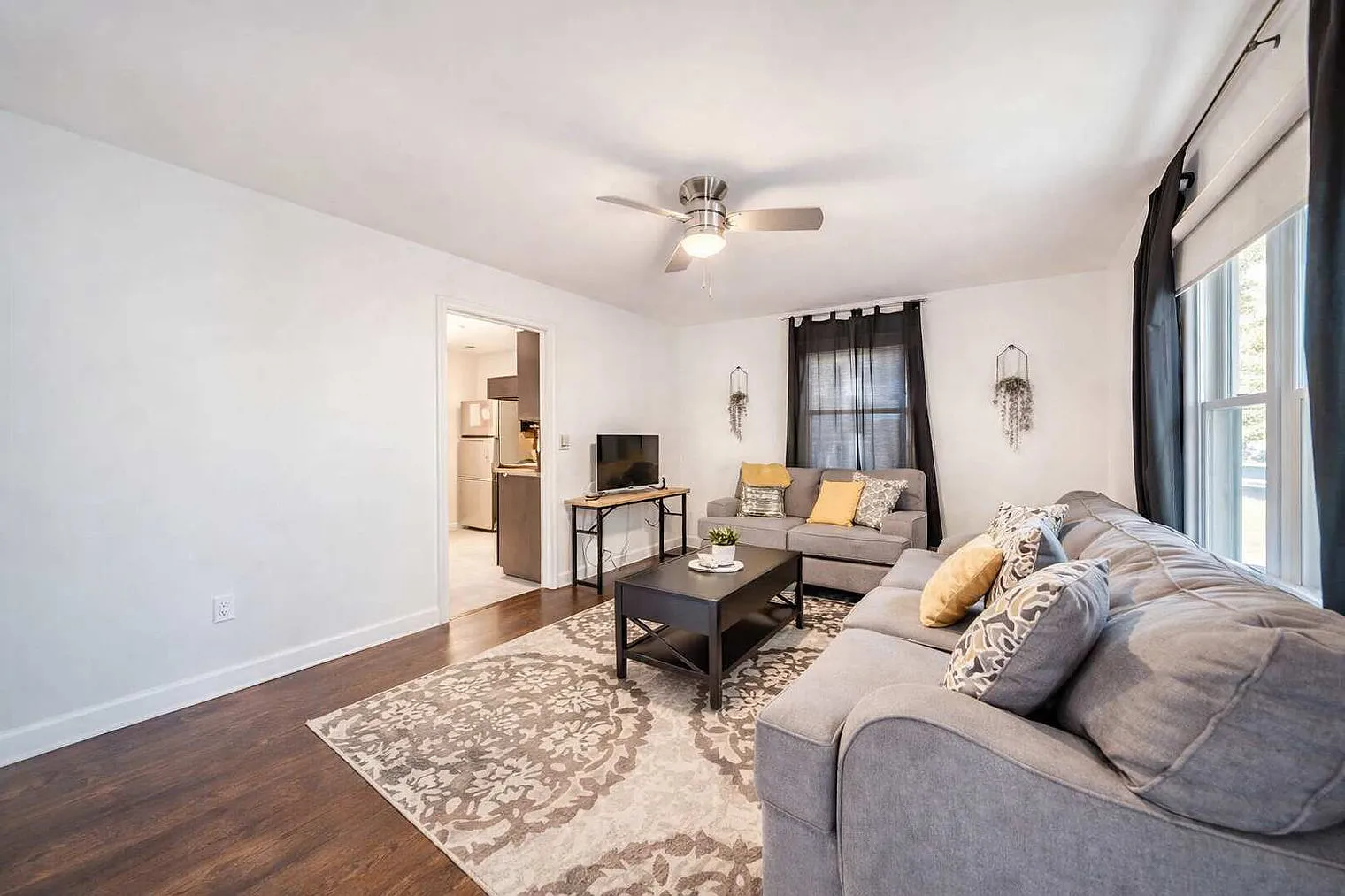 3 bed, 2.0 bath, 1097 sqft, $2,316 — Photo 2