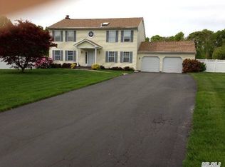 15 Moonlit Ct, Smithtown, NY 11787