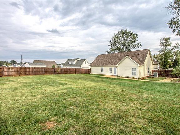 4th image of 110 Centerrock Dr